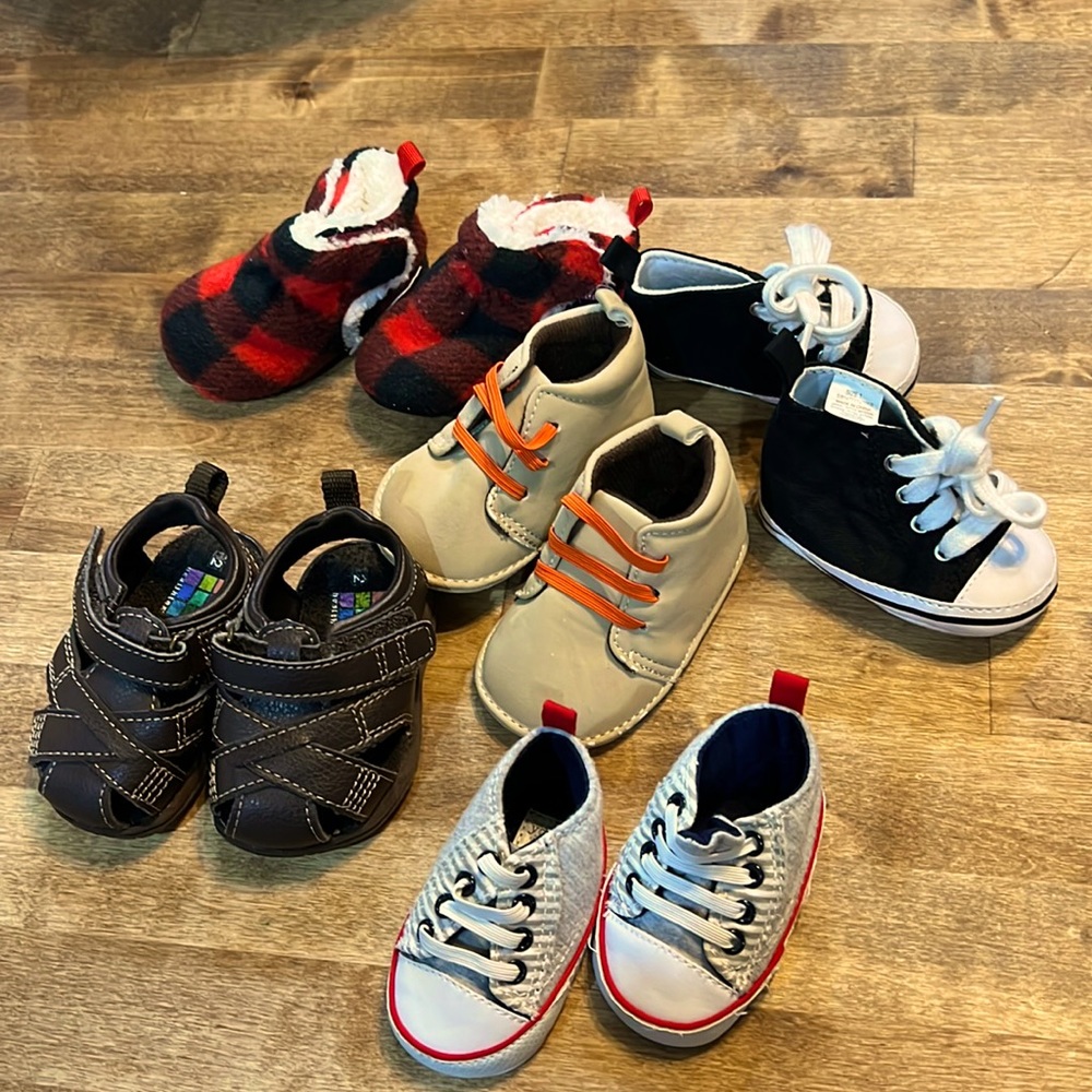 Lot of baby shoes size 1-2 all new or like new